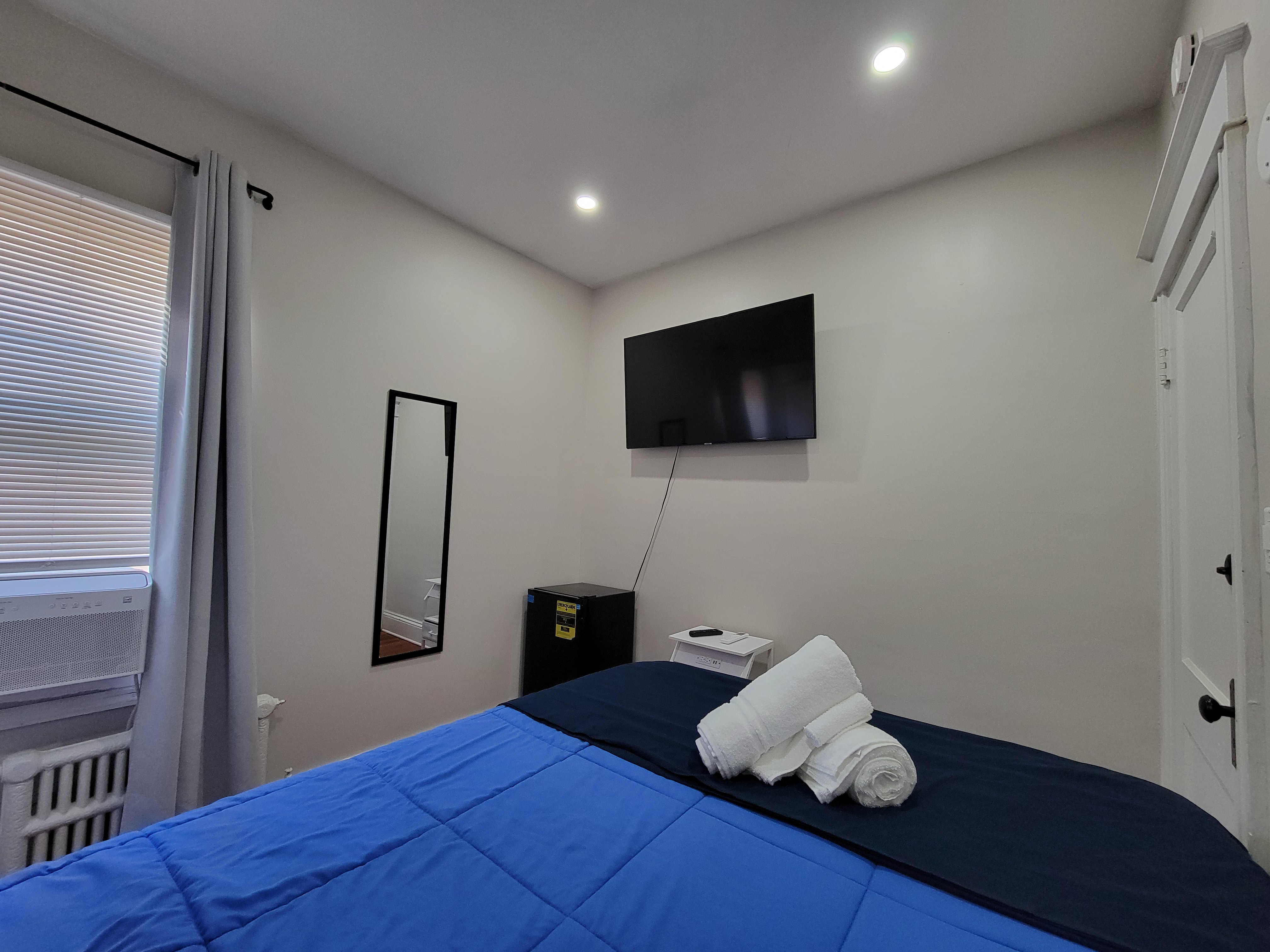 Private Room in Renovated Apartment - Photo 3