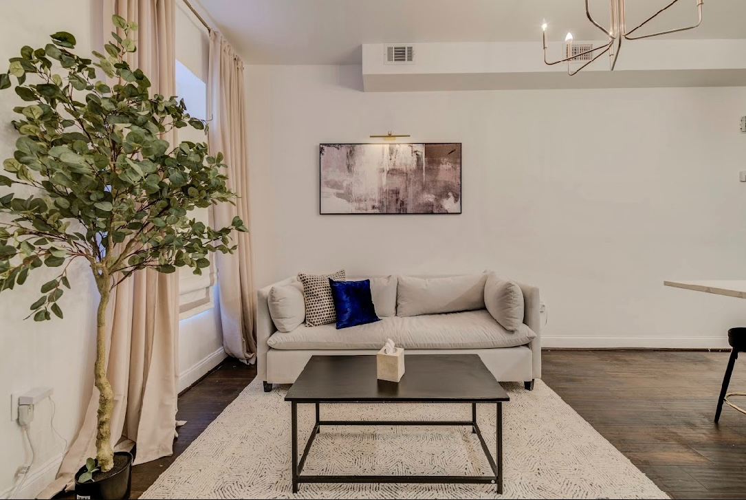 Raymonds Parlor Downtown - Photo 3