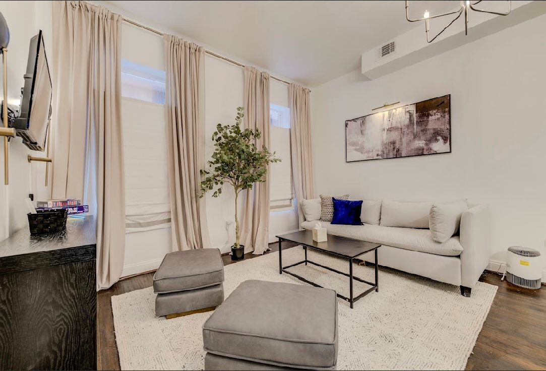 Raymonds Parlor Downtown - Photo 1