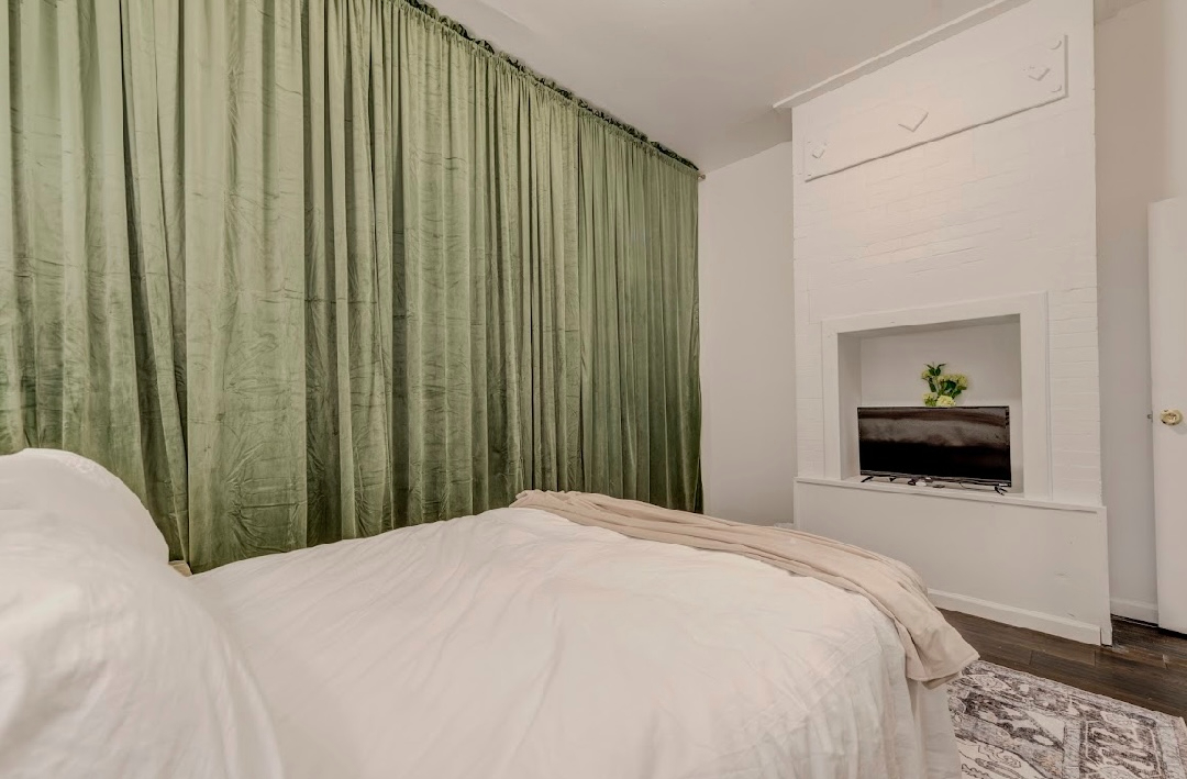 Raymonds Parlor Downtown - Photo 8