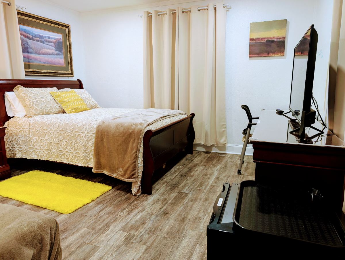 Discover Dallas Living Spacious Single-Story Home Offering a Hotel Feel, Secure 4-Room Rentals with Keyless Entry, and Modern Amenities. Your home away from home. Room 1