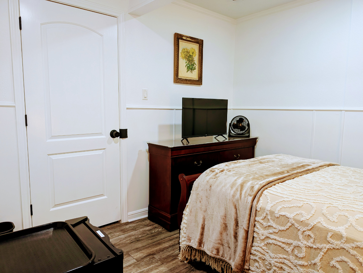 Discover Dallas Living Spacious Single-Story Home Offering a Hotel Feel, Secure 4-Room Rentals with Keyless Entry, and Modern Amenities. Your home away from home. Room 3