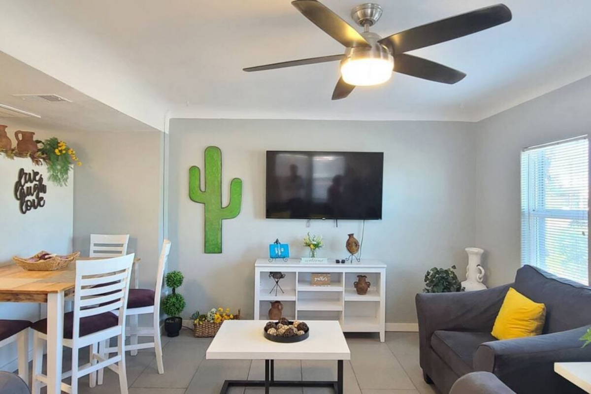13th Pl Left Charming Apt Downtown (819142)