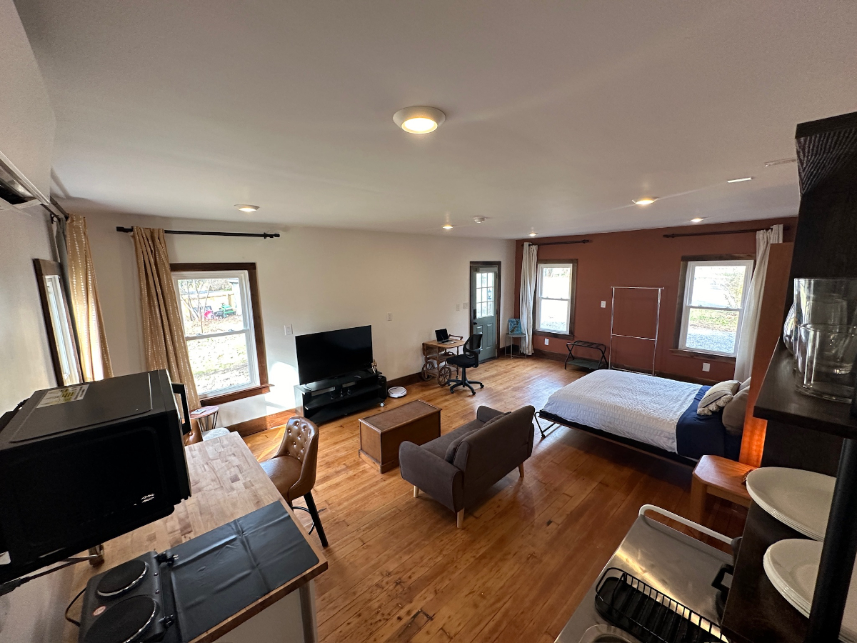 Near Cayuga Med, Private 3BR Retreat - Photo 2