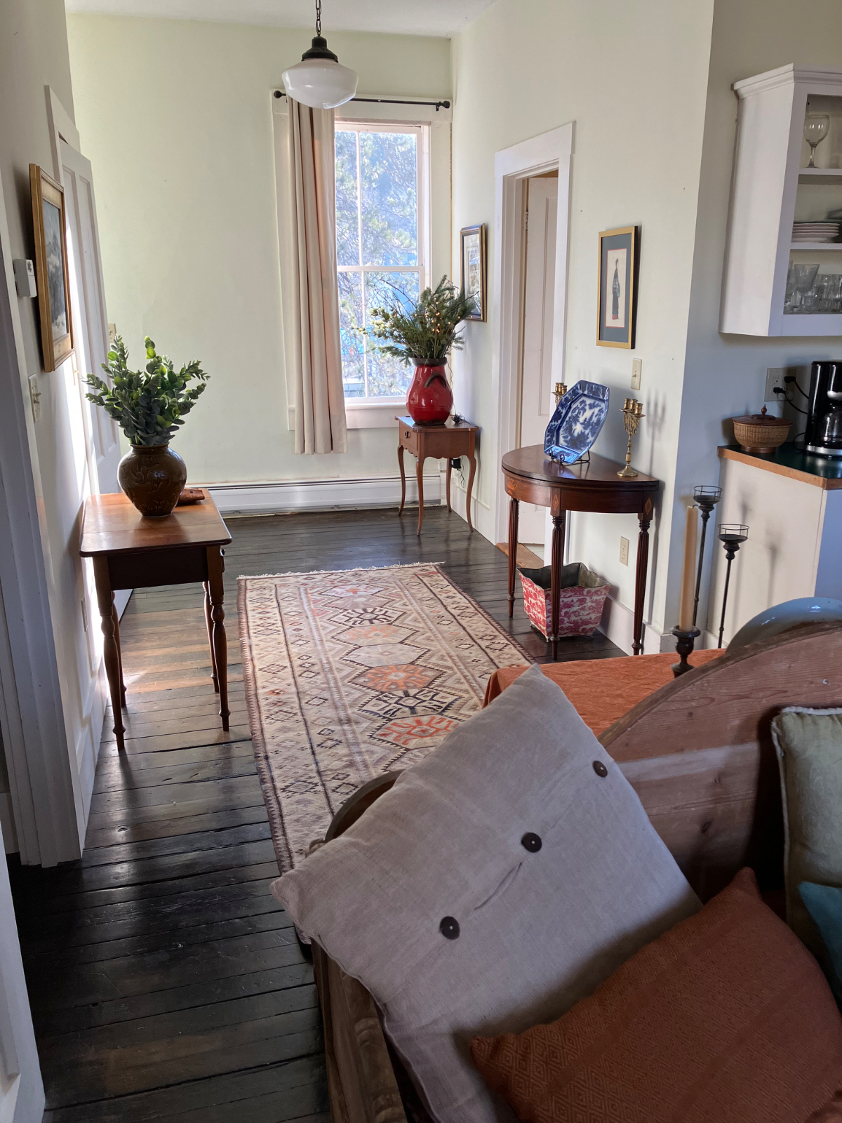 Serenity Meets Style - Luxe 1-Bedroom with High Ceilings, Hardwood Floors, and Idyllic Outdoor Lawn  - Photo 4