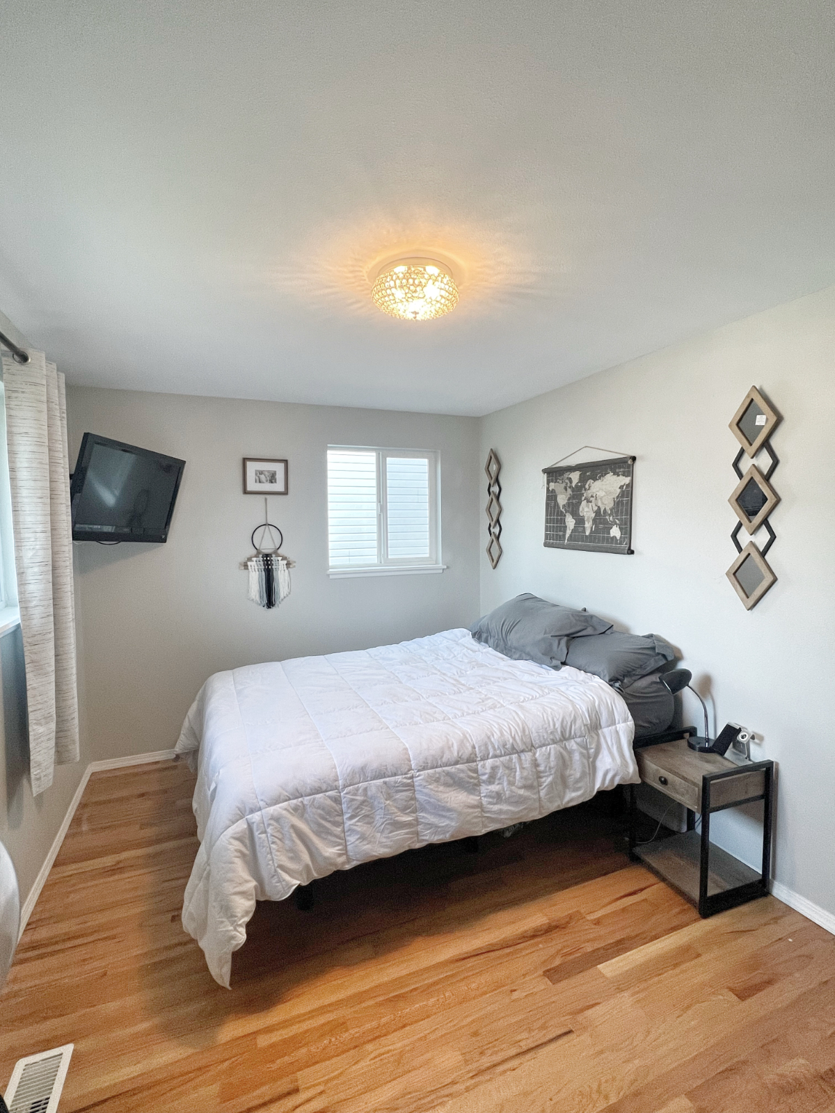 North Unit W/ Queen Bed