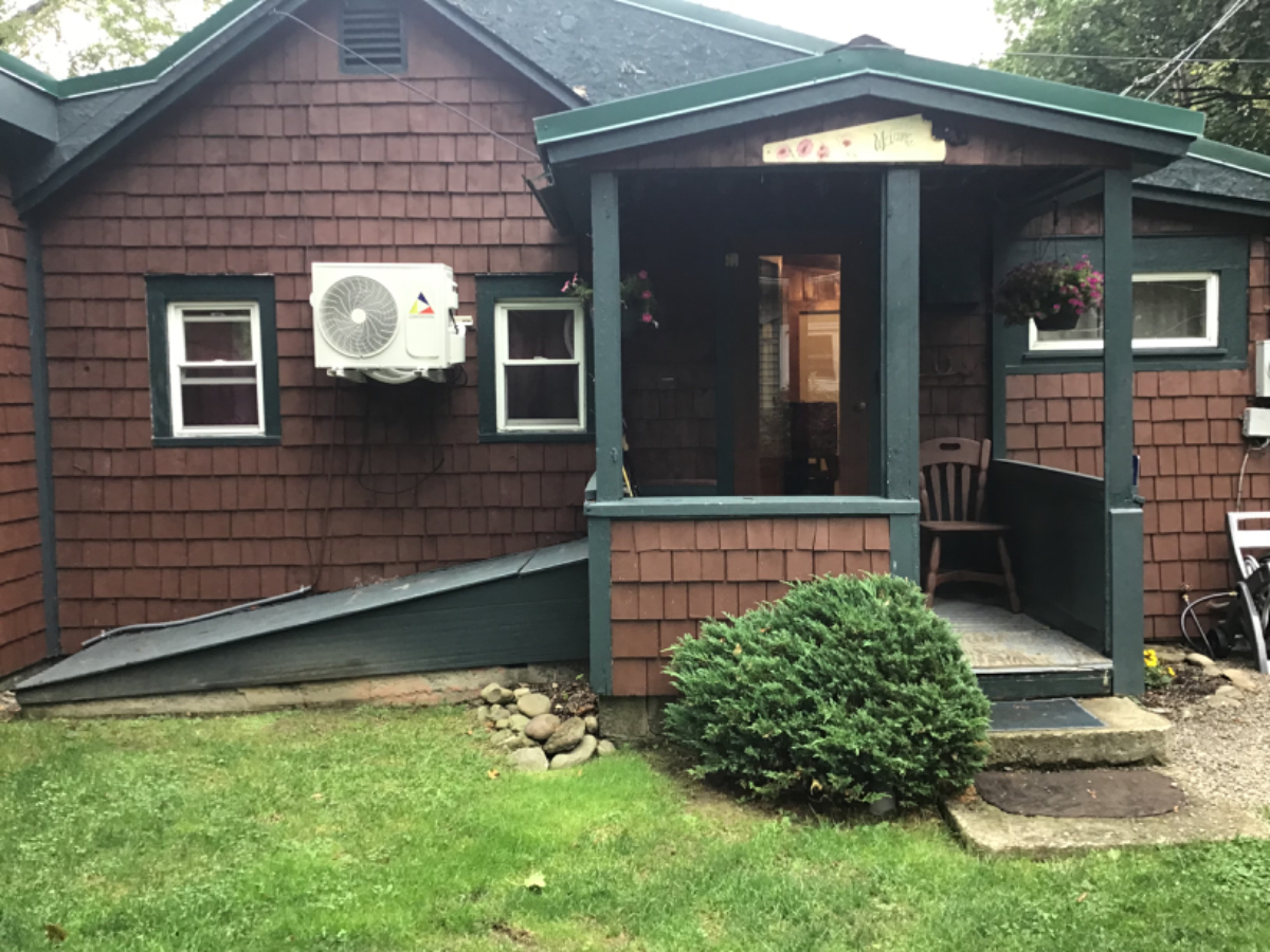 Lakefront Cottage near hospitals - Photo 6