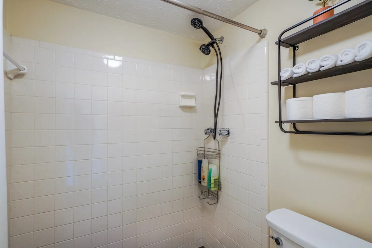 Charming 2 Bedroom Louisville Home - Photo 11