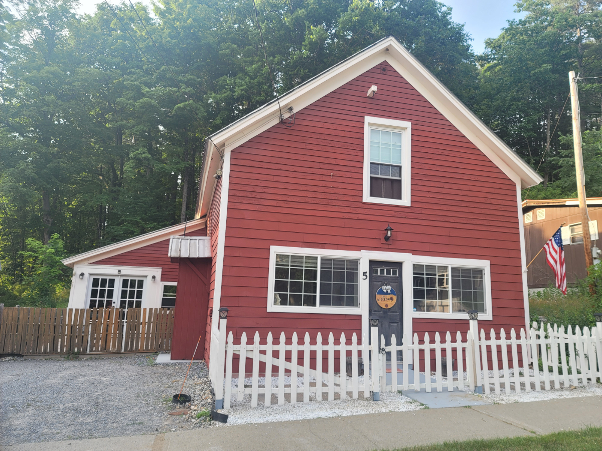COZY RED COTTAGE - Photo 1