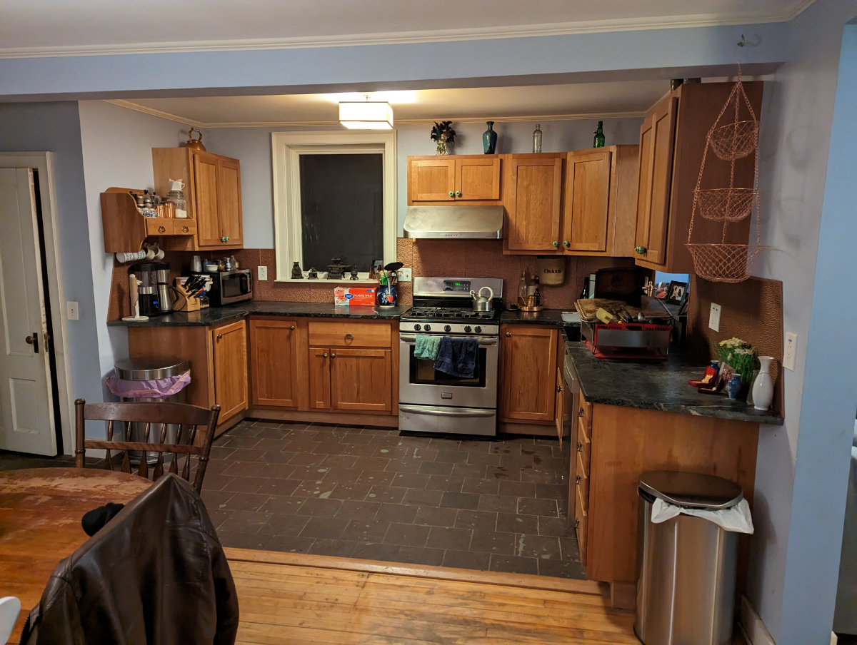 3BR, 1.5 bath apartment with parking, laundry/dryer in beautiful federal home in downtown Brattlebor - Photo 2