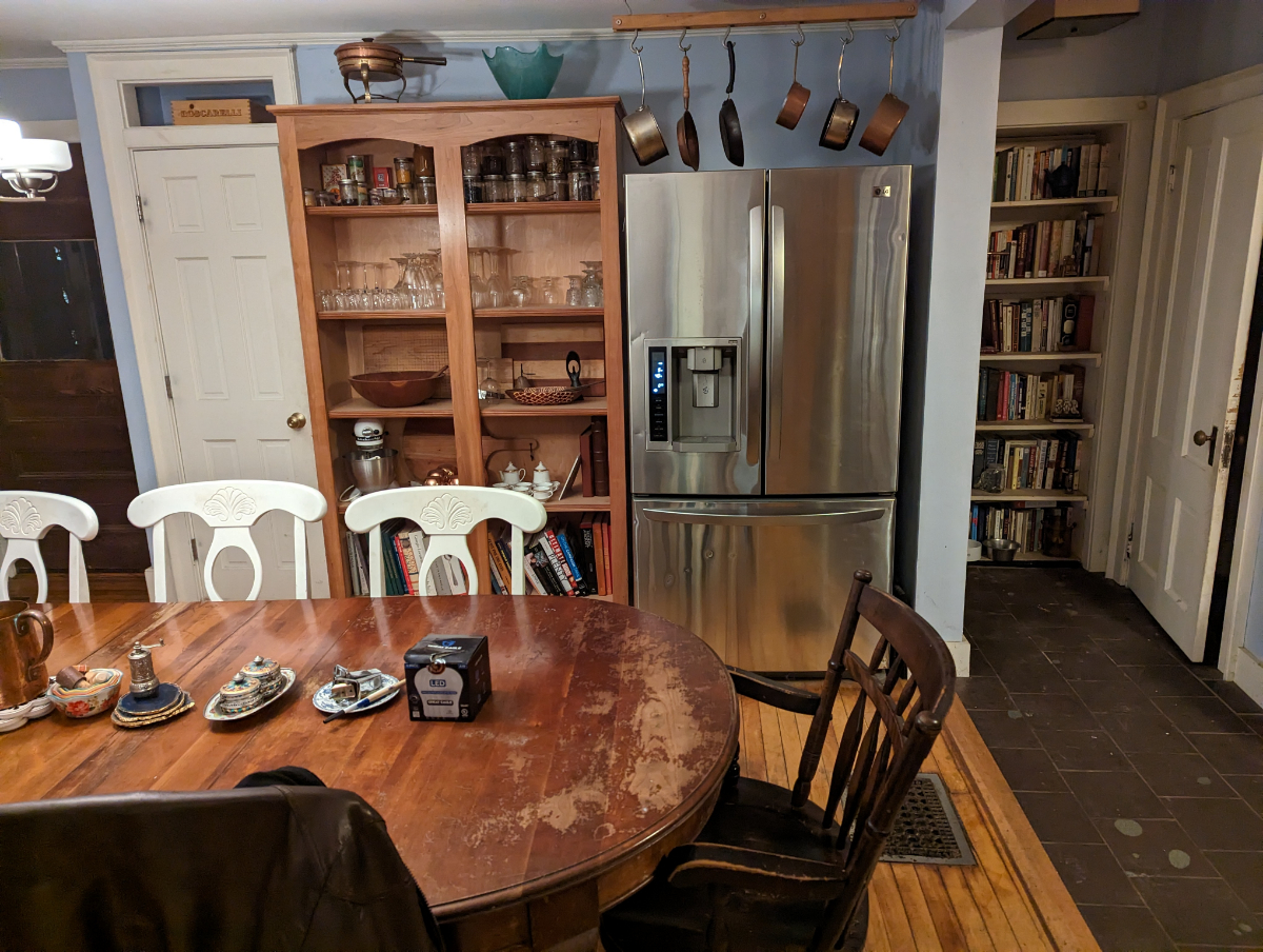 3BR, 1.5 bath apartment with parking, laundry/dryer in beautiful federal home in downtown Brattlebor - Photo 5