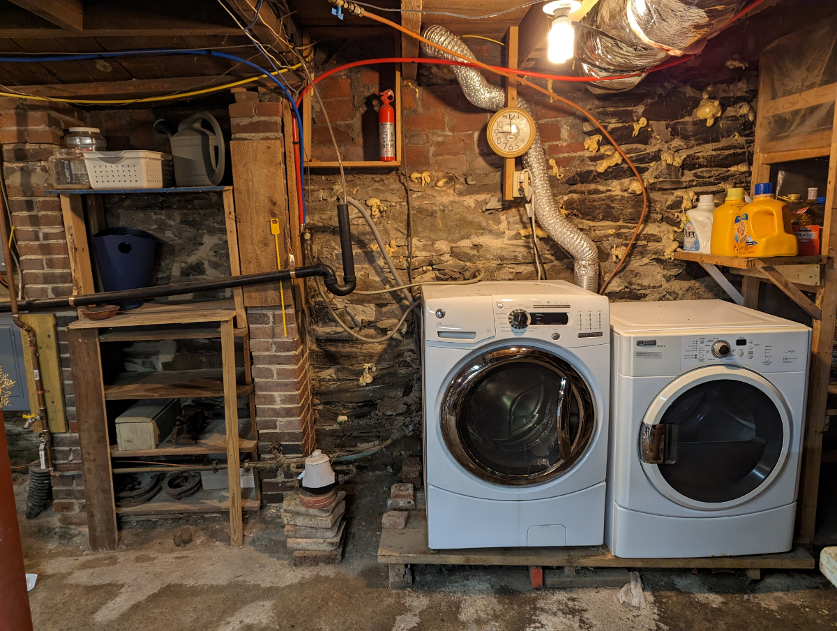 3BR, 1.5 bath apartment with parking, laundry/dryer in beautiful federal home in downtown Brattlebor - Photo 7