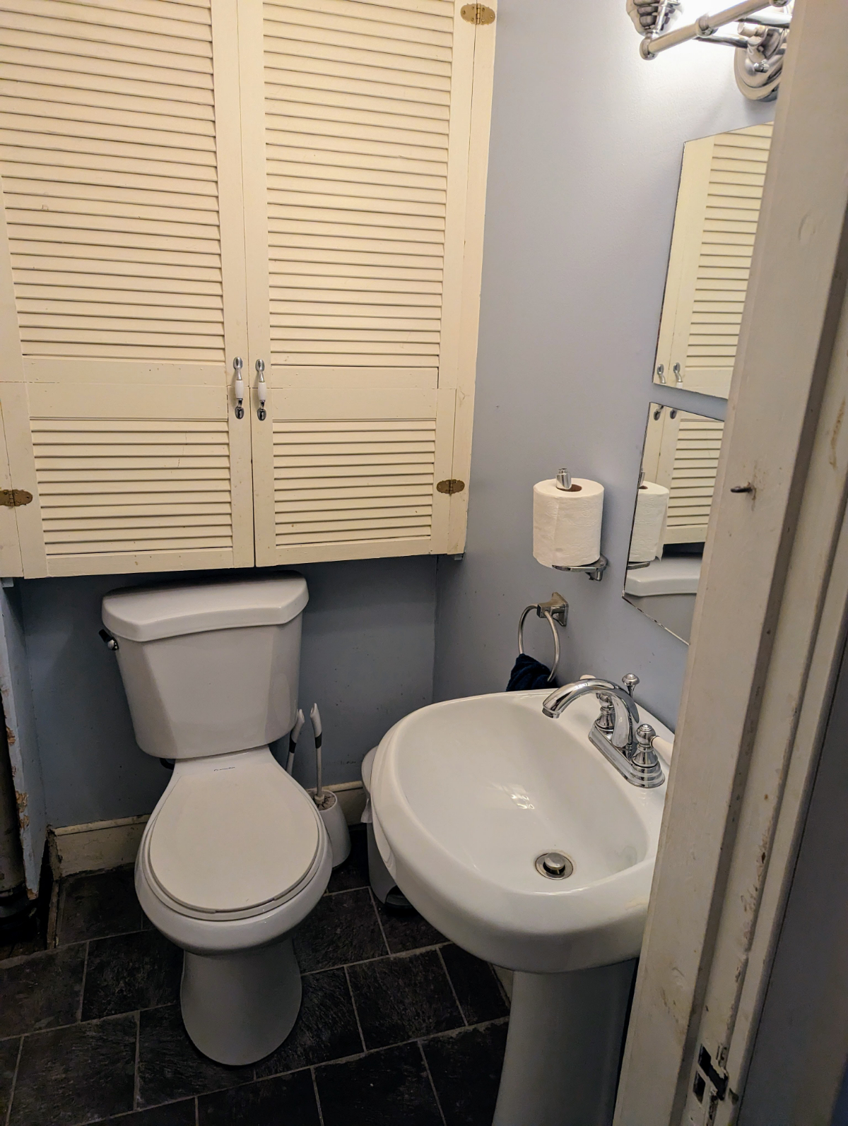 3BR, 1.5 bath apartment with parking, laundry/dryer in beautiful federal home in downtown Brattlebor - Photo 8