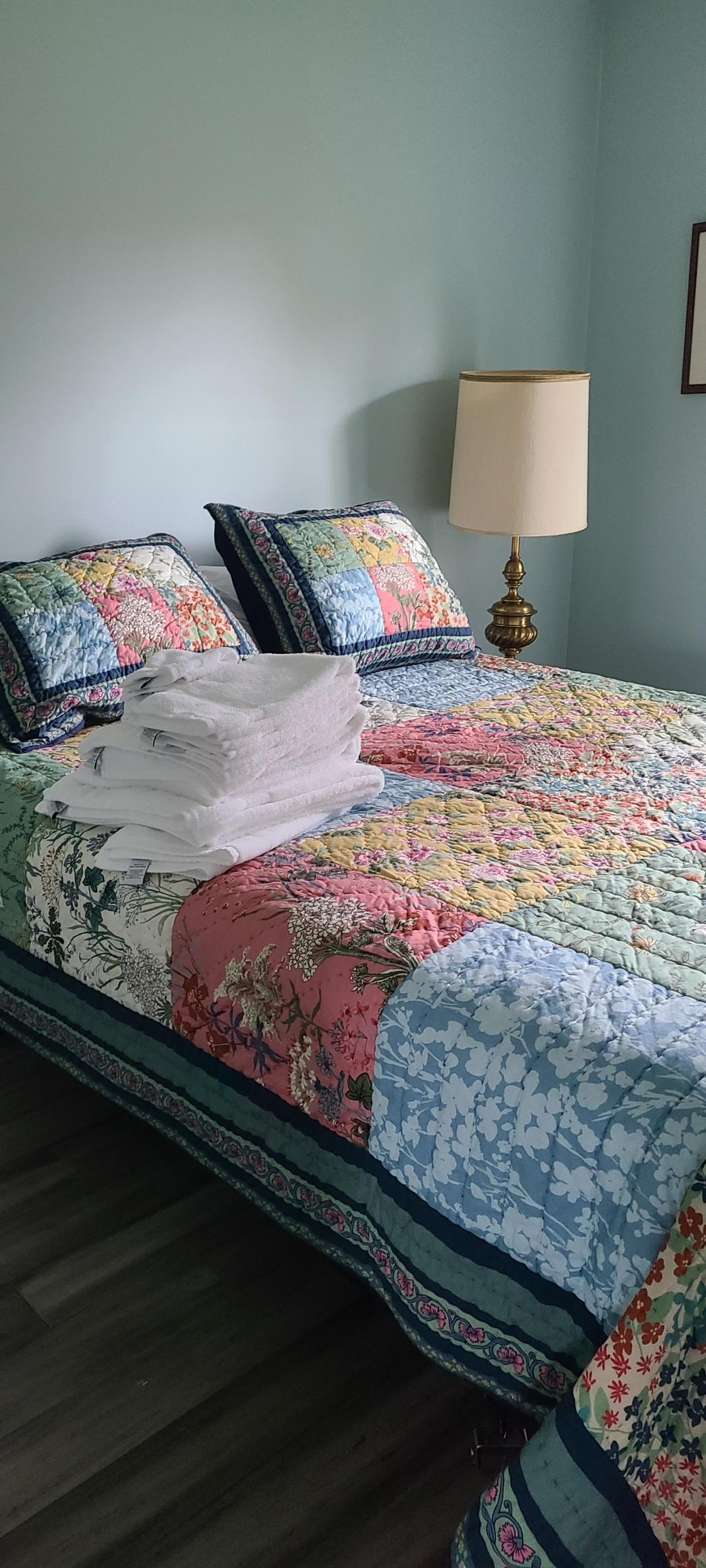 House w/ Furnished Room to Share B