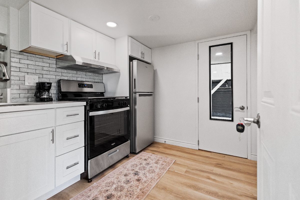 Charming Studio Retreat in Prime Location - Sleek Studio with Patio, Contemporary Kitchen and Great Amenities, Pet Friendly - Photo 2