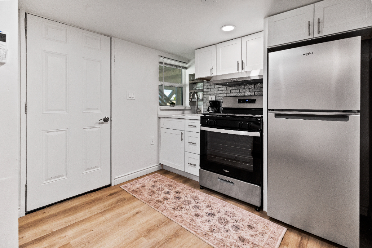 Charming Studio Retreat in Prime Location - Sleek Studio with Patio, Contemporary Kitchen and Great Amenities, Pet Friendly - Photo 4