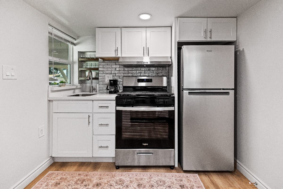 Charming Studio Retreat in Prime Location - Sleek Studio with Patio, Contemporary Kitchen and Great Amenities, Pet Friendly - Photo 3