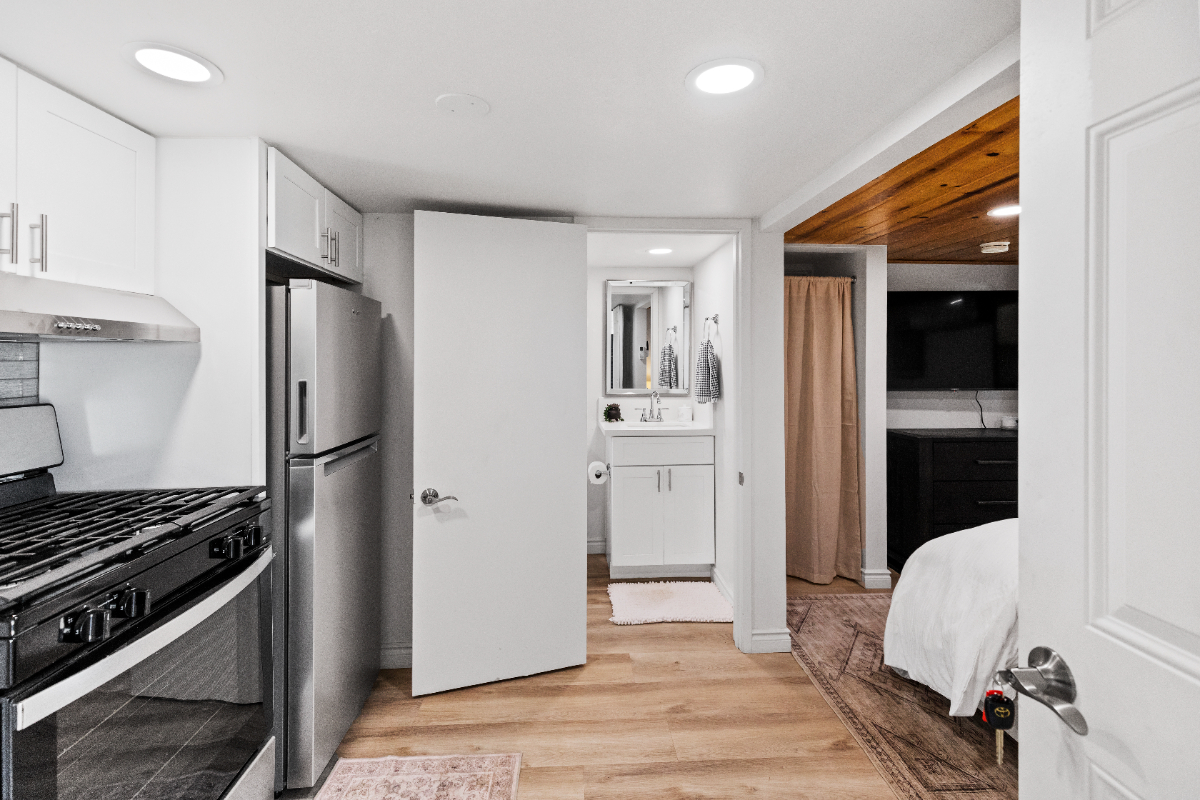 Charming Studio Retreat in Prime Location - Sleek Studio with Patio, Contemporary Kitchen and Great Amenities, Pet Friendly - Photo 5