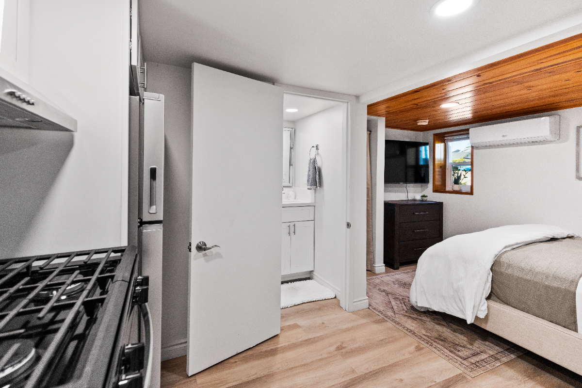 Charming Studio Retreat in Prime Location - Sleek Studio with Patio, Contemporary Kitchen and Great Amenities, Pet Friendly - Photo 6