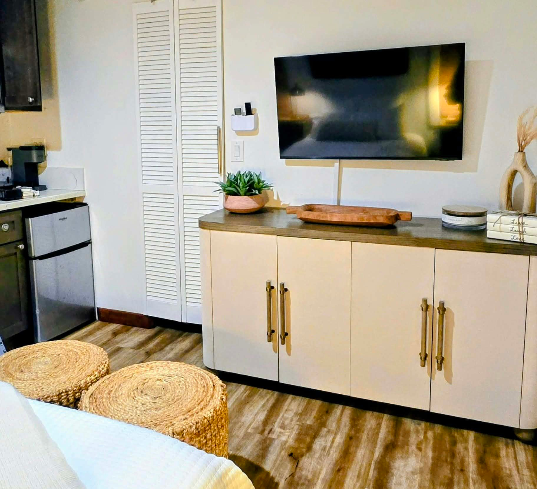 Furnished Studio in Downtown Ventura - Photo 6