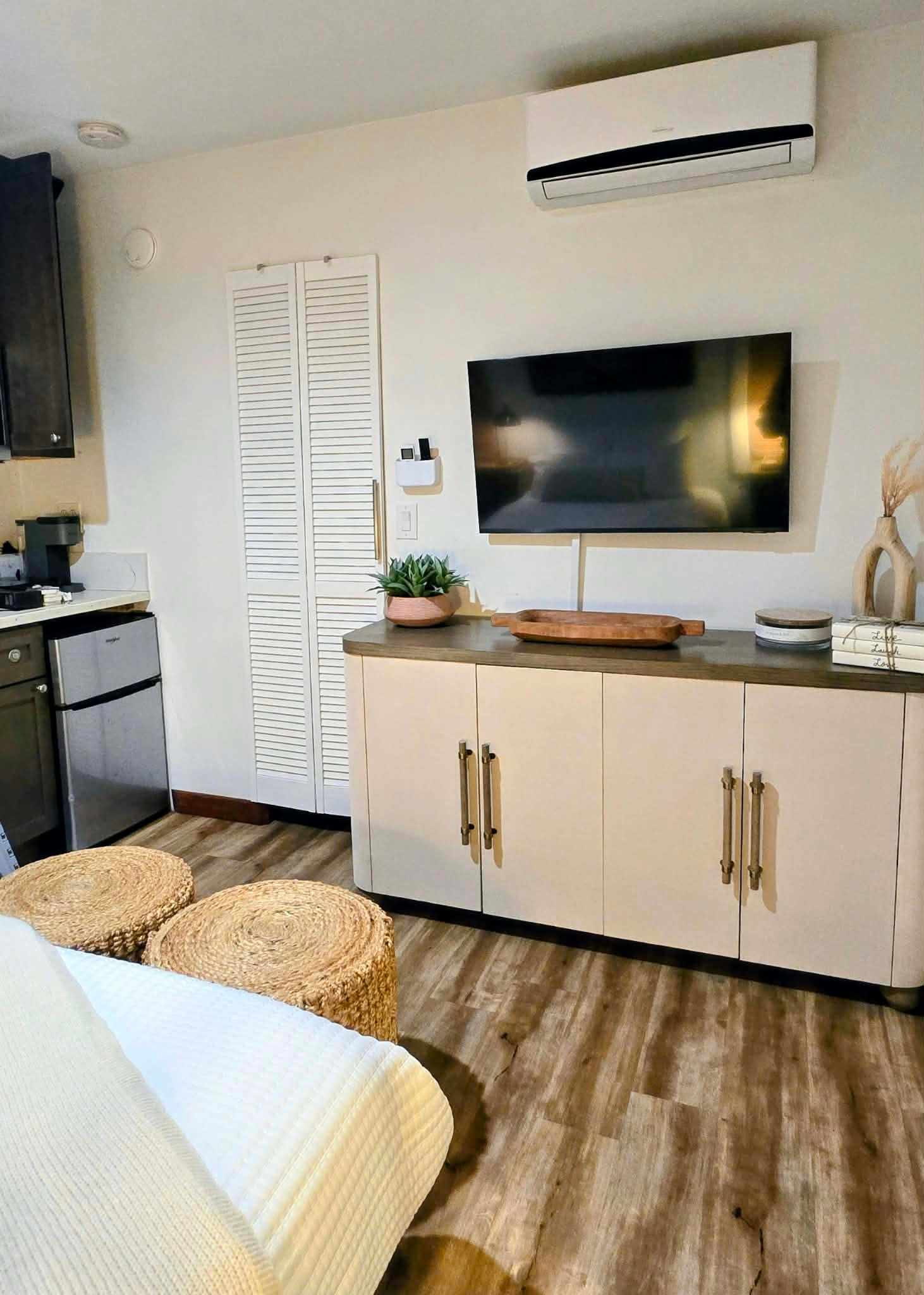 Furnished Studio in Downtown Ventura - Photo 3