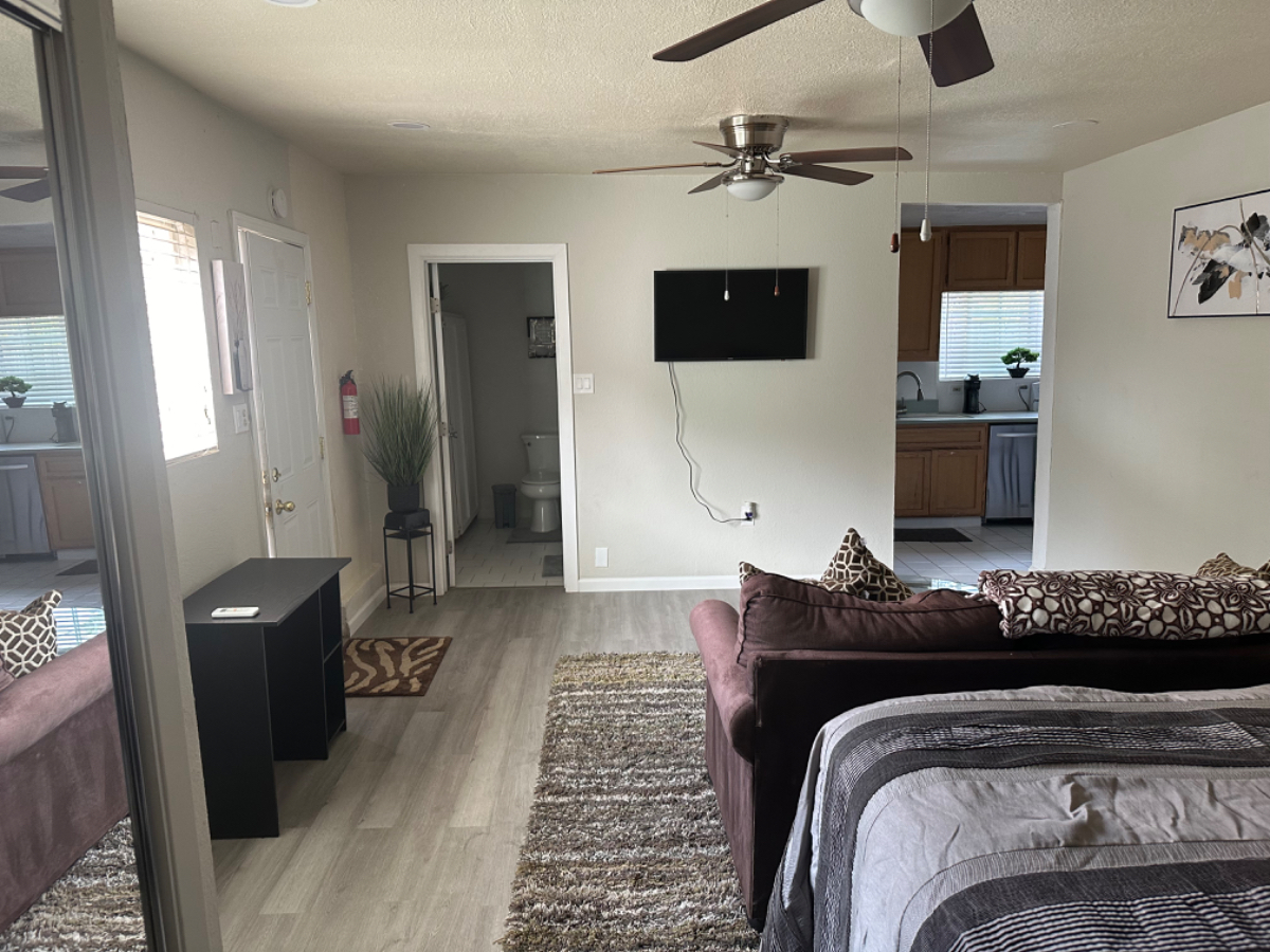 Sacramento Gem - Deluxe Studio Oasis with Urban Flair - Photo 2