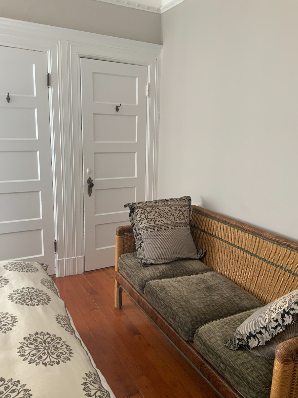 Comfortable, stylish room in Victorian Flat near Alamo Sq, street parking only, shared bathroom. Not suitable for WFH. - Photo 5