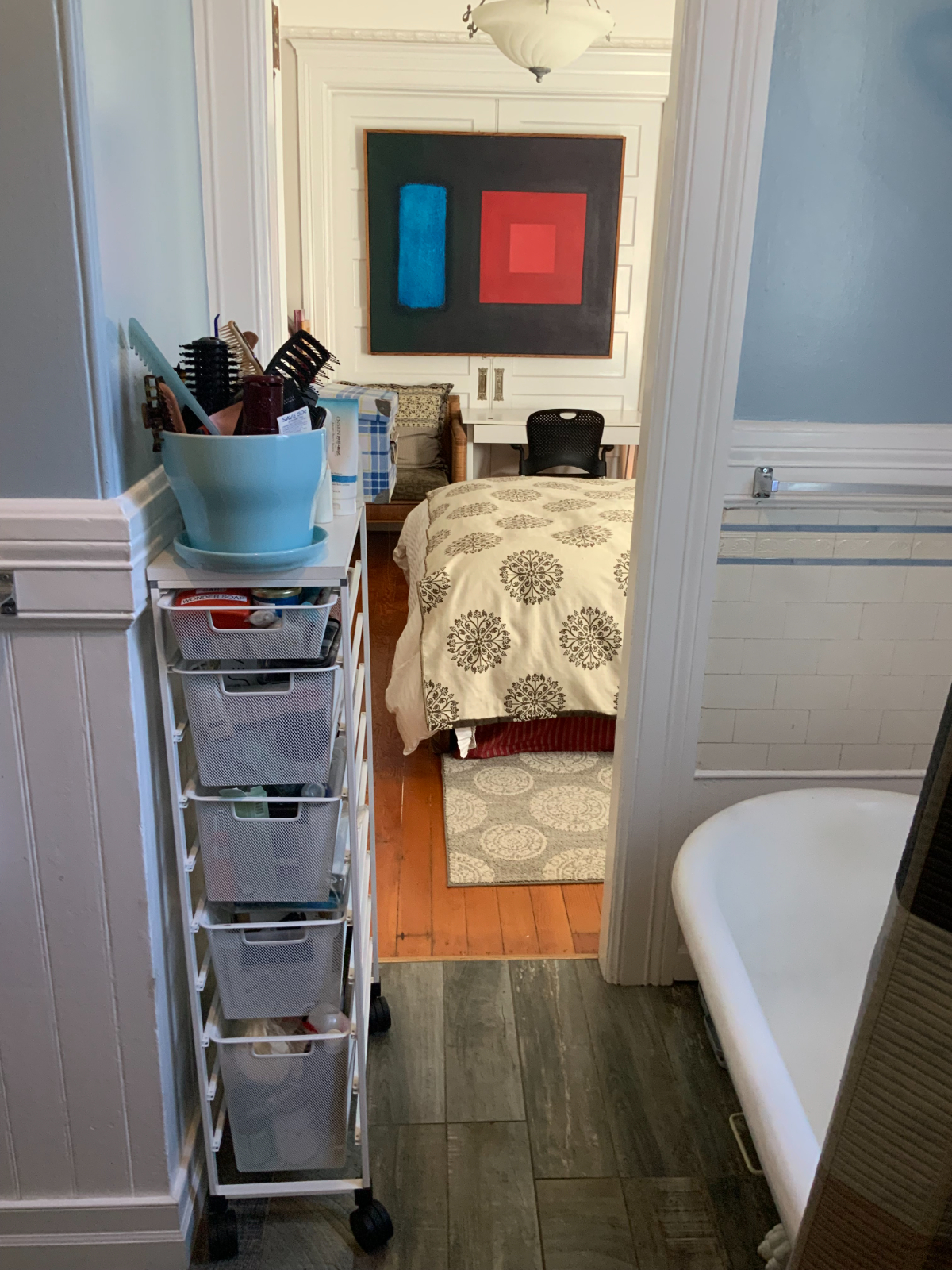 Comfortable, stylish room in Victorian Flat near Alamo Sq, street parking only, shared bathroom. Not suitable for WFH. - Photo 4