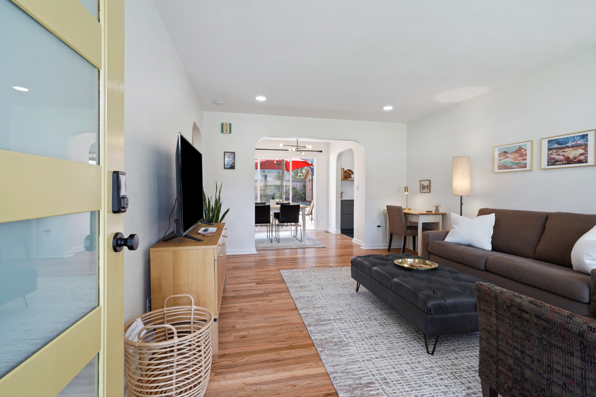 Beautiful home in Mid-town-Centrally located to everything you'd want to do in Bend - Photo 1