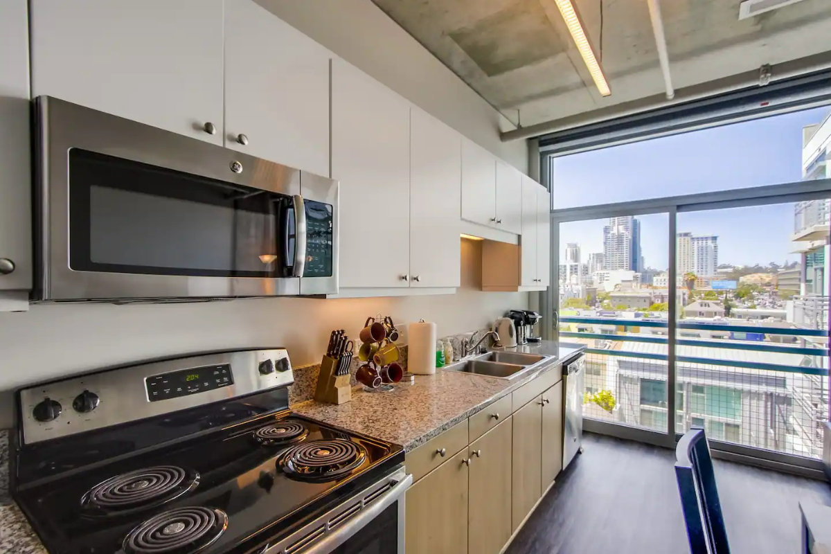 Cozy 2 Bedroom Downtown Loft Close to Gaslamp and East Village with Views - Photo 3