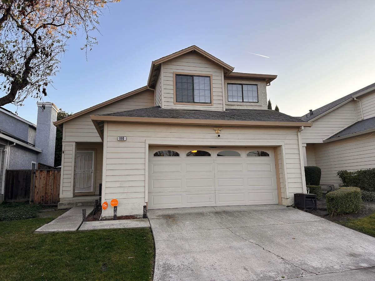 Charming Two Story House in a Spacious House with Modern Amenities 