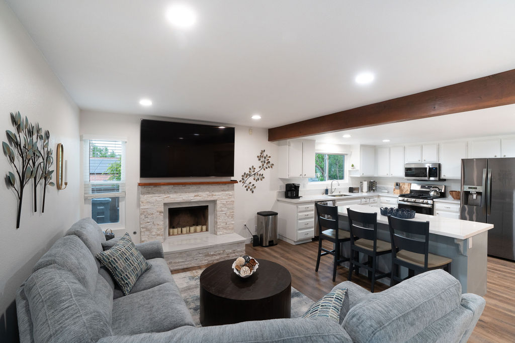 Newly Remodeled Spacious 3 Bdr, 2 Bathroom Home in Quiet, Serene Vista Neighborhood - Photo 5