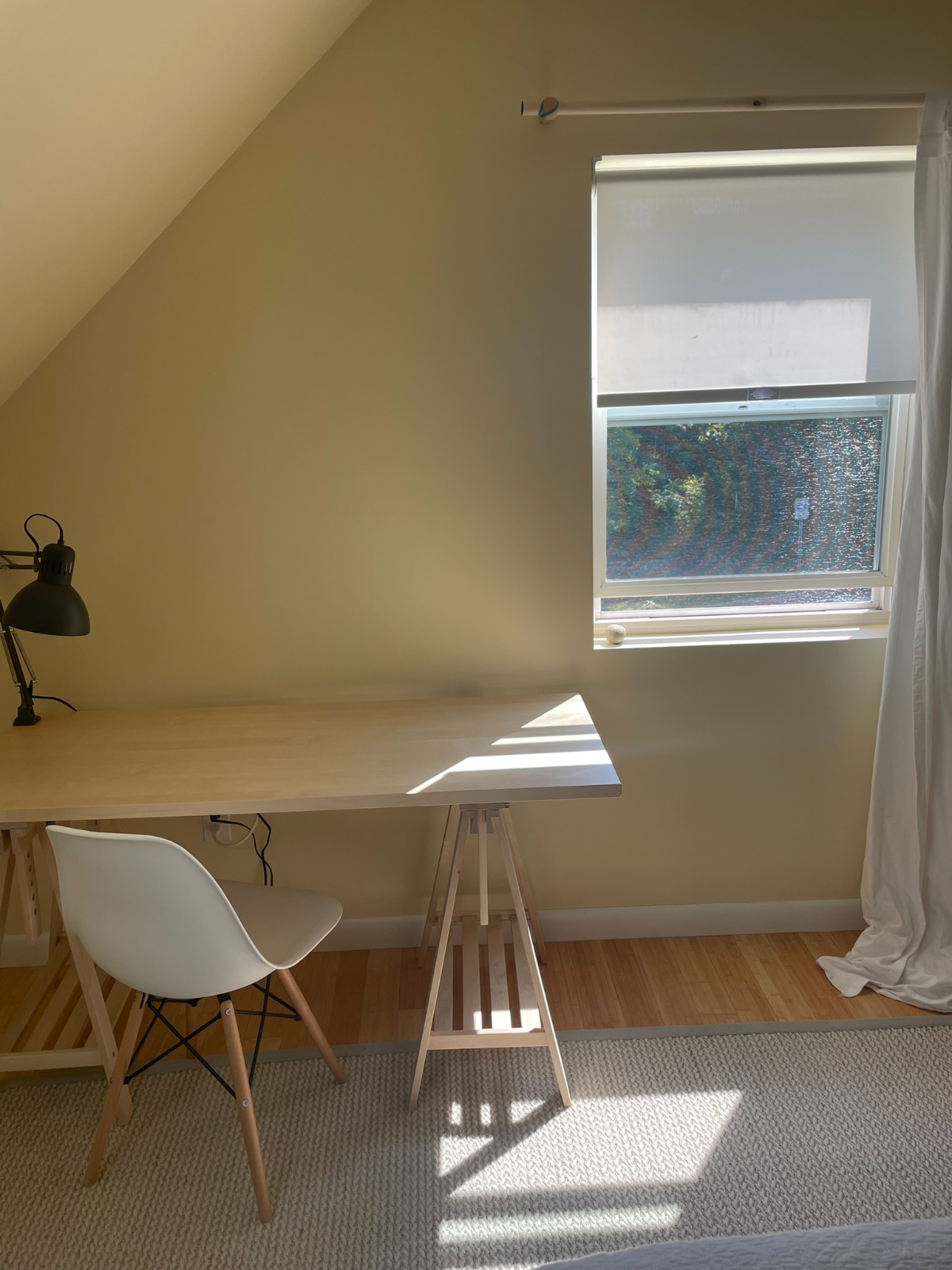 Private bedroom with bathroom in Townhouse with 1 Roommate - Photo 2