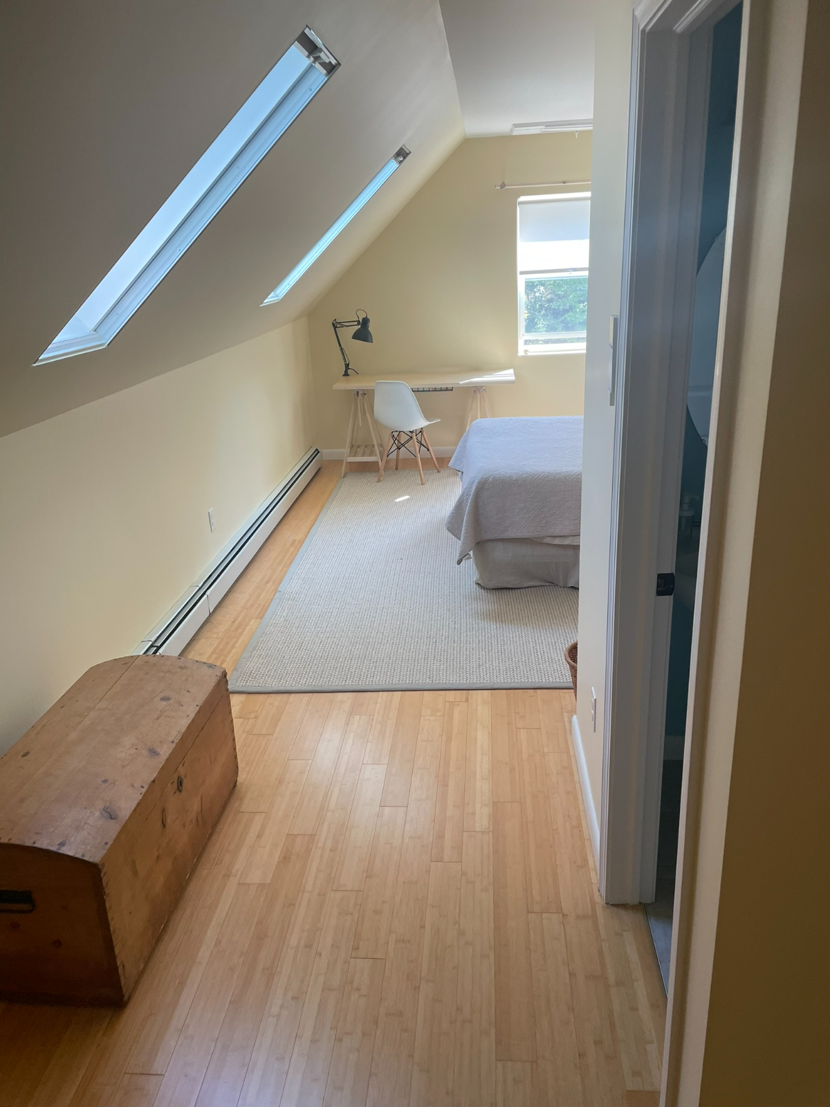 Private bedroom with bathroom in Townhouse with 1 Roommate - Photo 3