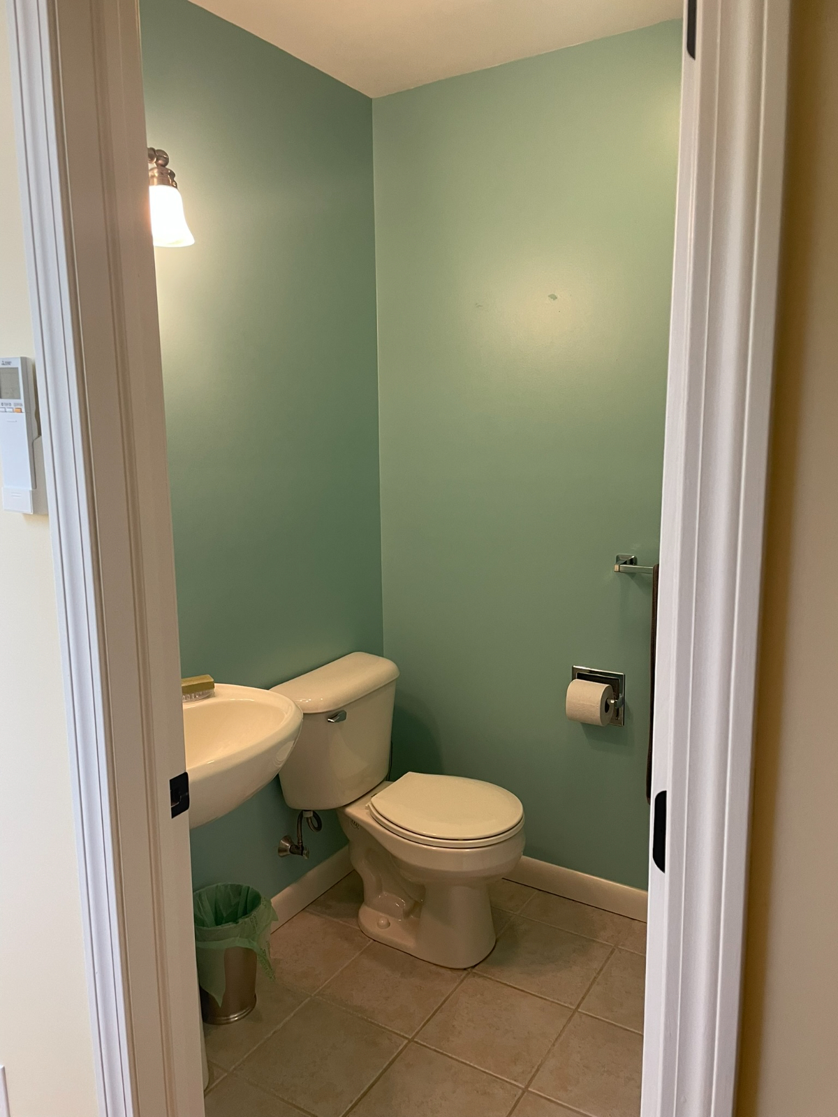 Private bedroom with bathroom in Townhouse with 1 Roommate - Photo 4