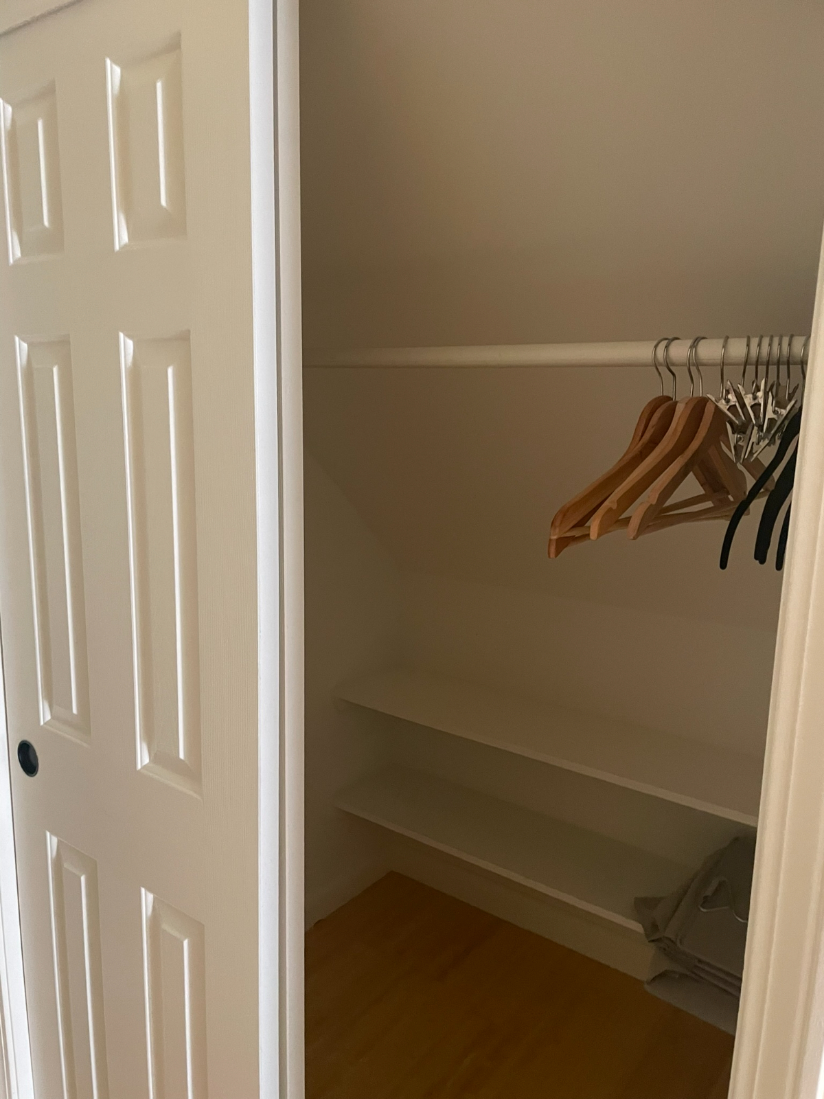 Private bedroom with bathroom in Townhouse with 1 Roommate - Photo 7