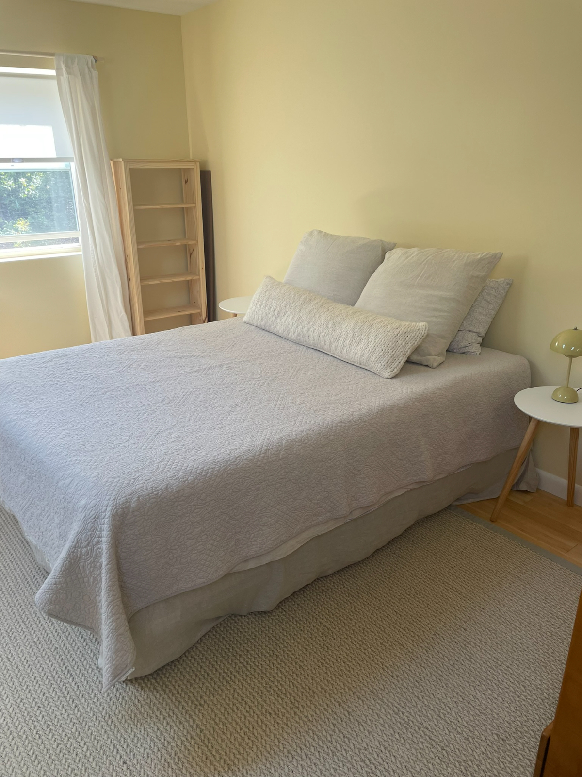 Private bedroom with bathroom in Townhouse with 1 Roommate - Photo 8