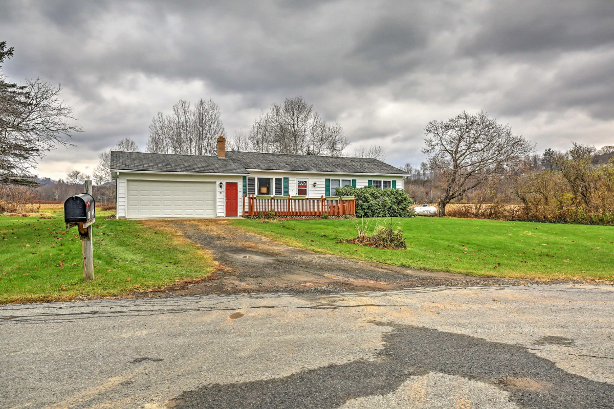 Tranquil 3-Bedroom Home with Modern Comforts - Perfect for Nurses and Baseball Enthusiasts - Photo 1