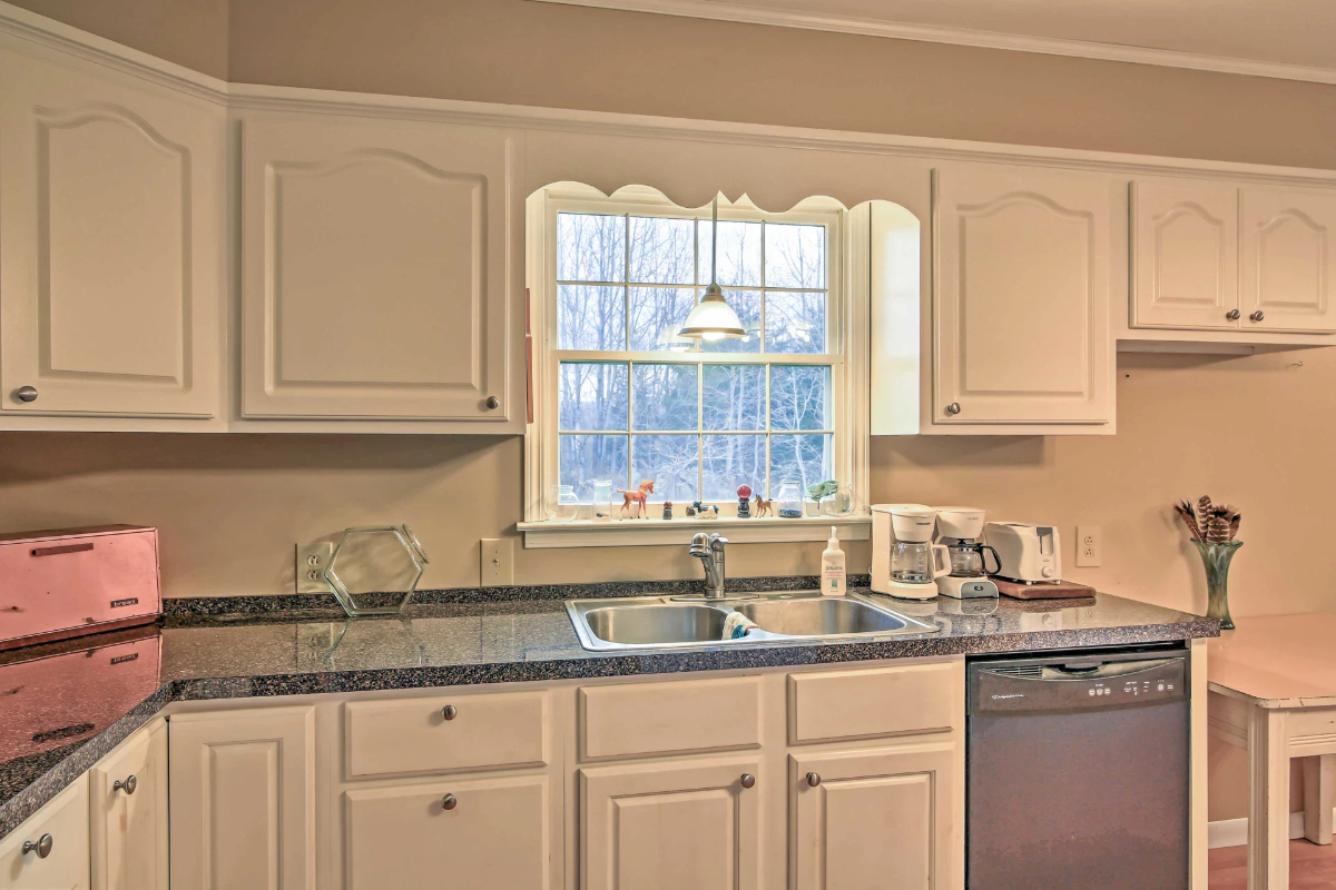 Tranquil 3-Bedroom Home with Modern Comforts  - Perfect for Nurses and Baseball Enthusiasts - Photo 8