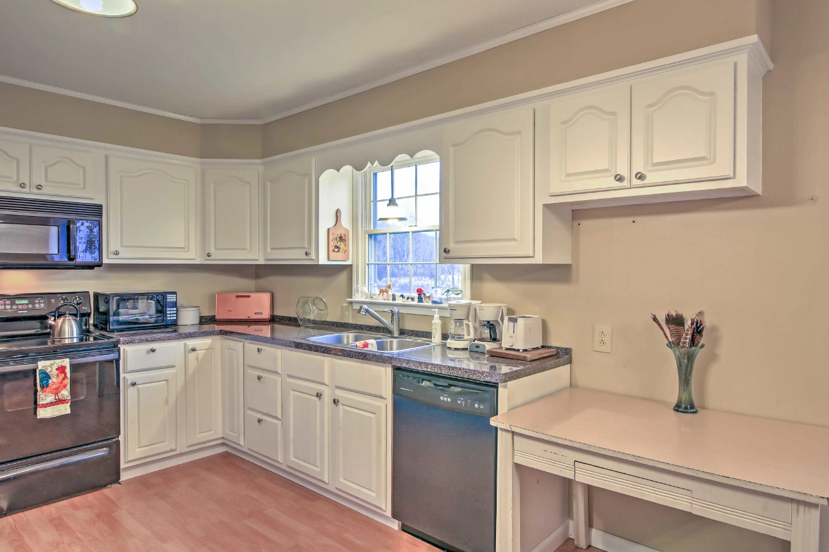 Tranquil 3-Bedroom Home with Modern Comforts  - Perfect for Nurses and Baseball Enthusiasts - Photo 10