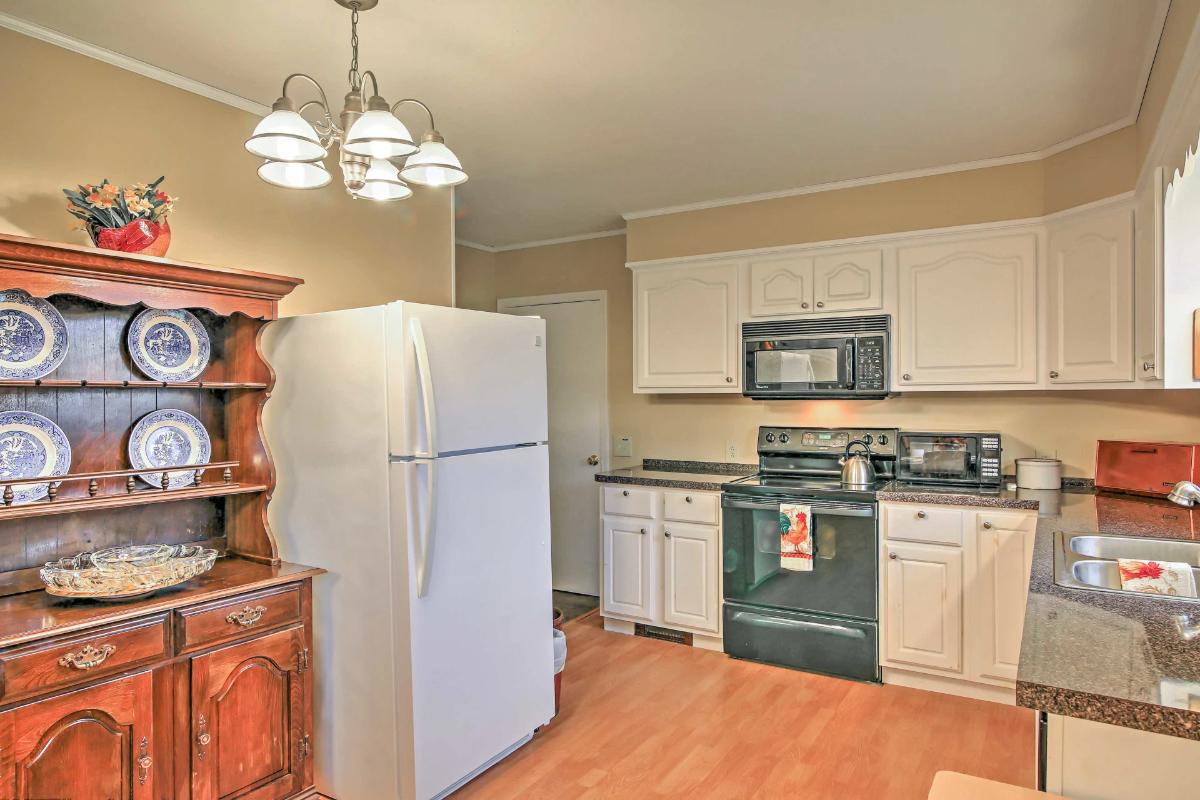 Tranquil 3-Bedroom Home with Modern Comforts  - Perfect for Nurses and Baseball Enthusiasts - Photo 11