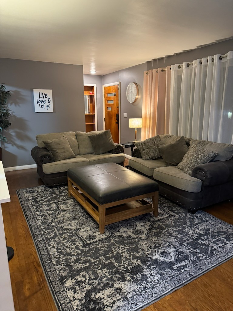 Entire house - Charming Syracuse Nest Cozy 2BR Wood-Floored Home with Modern Comforts, Entertainment - Photo 4
