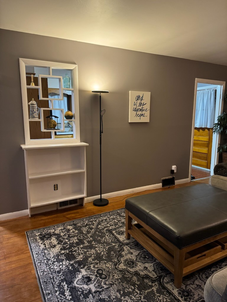 Entire house - Charming Syracuse Nest Cozy 2BR Wood-Floored Home with Modern Comforts, Entertainment - Photo 6