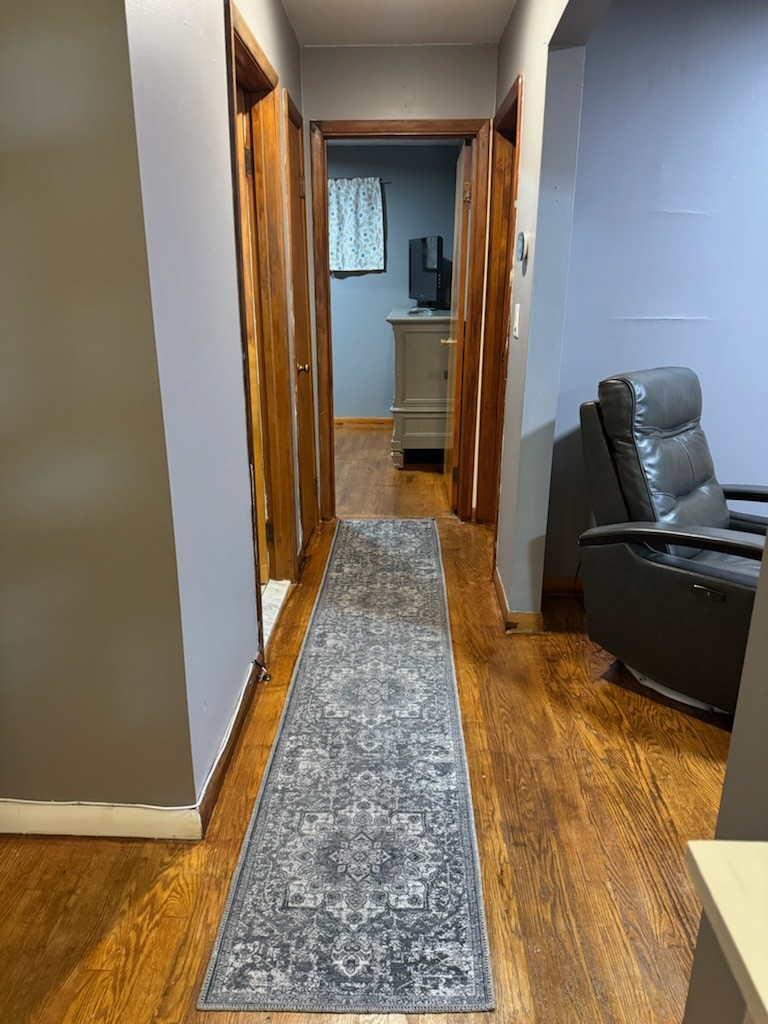 Entire house - Charming Syracuse Nest Cozy 2BR Wood-Floored Home with Modern Comforts, Entertainment - Photo 10