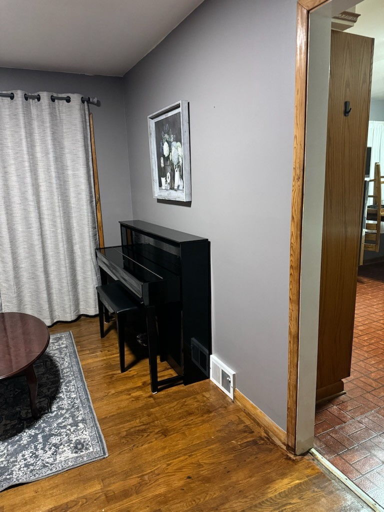 Entire house - Charming Syracuse Nest Cozy 2BR Wood-Floored Home with Modern Comforts, Entertainment - Photo 11