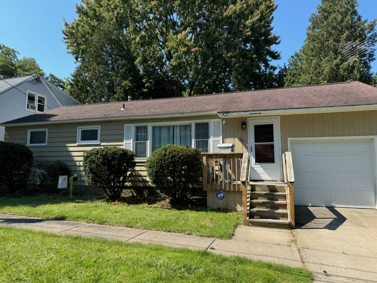Entire house - Charming Syracuse Nest Cozy 2BR Wood-Floored Home with Modern Comforts, Entertainment - Photo 1