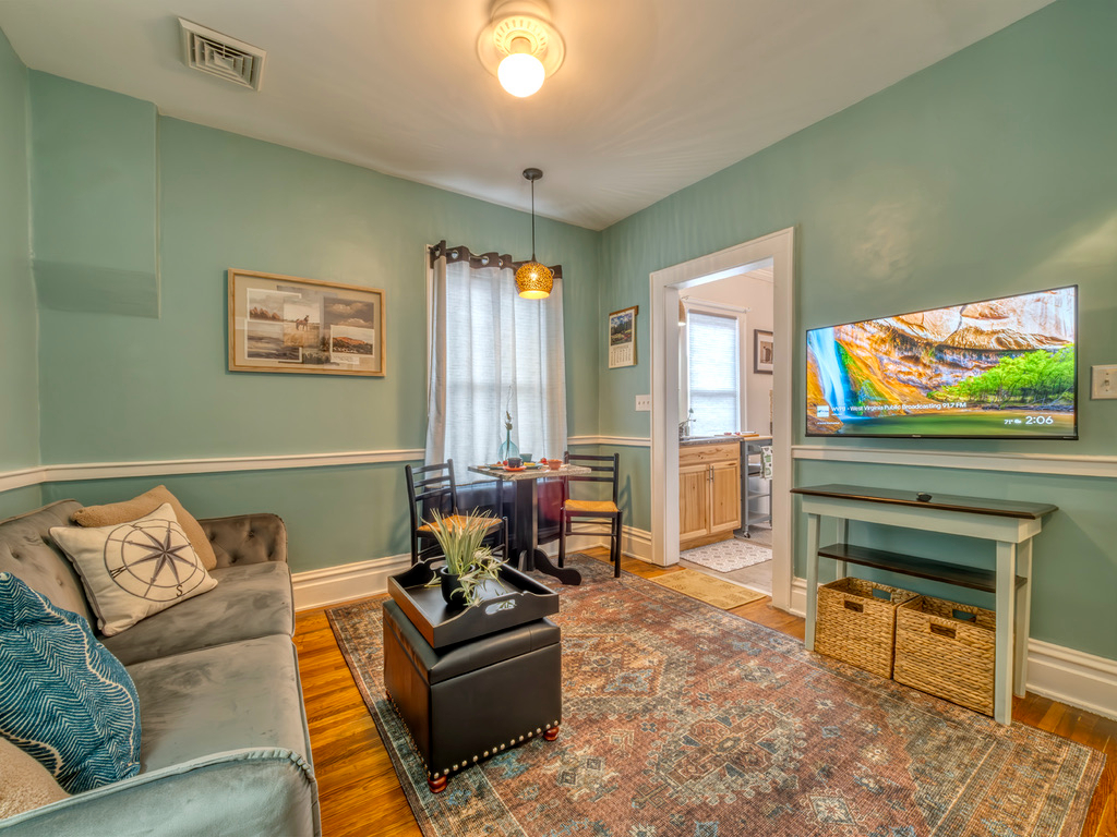 Two Twelve Temple Apartment 2 - Photo 3