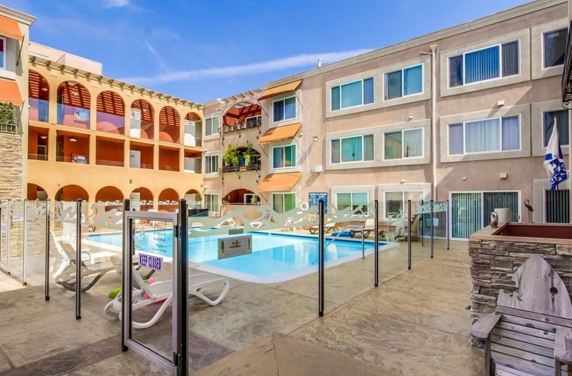 Stylish Studio Retreat with Prime Amenities, Steps from Tourmaline Beach - Photo 6