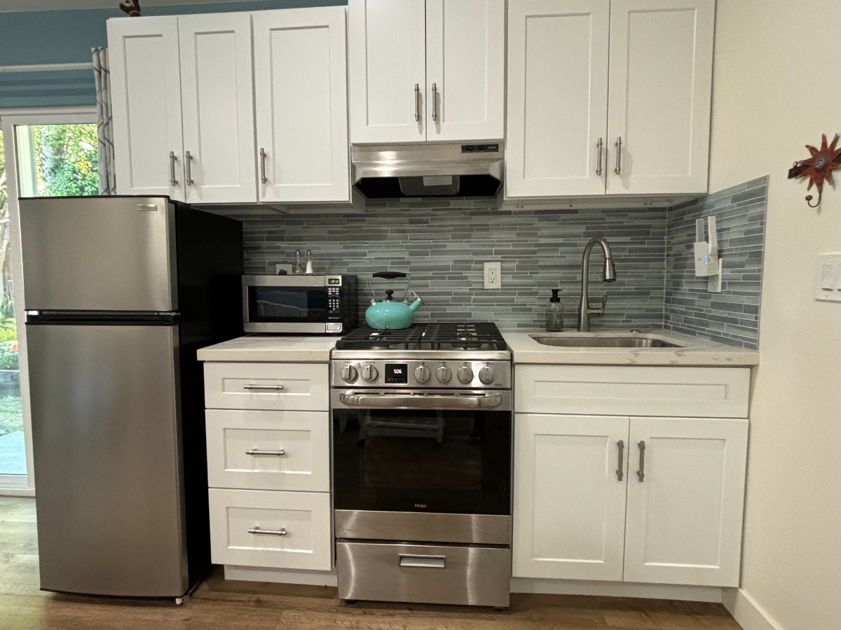 Cute Palms/Culver City Entire Back House (3- to 4-MONTH RENTAL ONLY, AVAILABLE STARTING JAN 15) - Photo 3