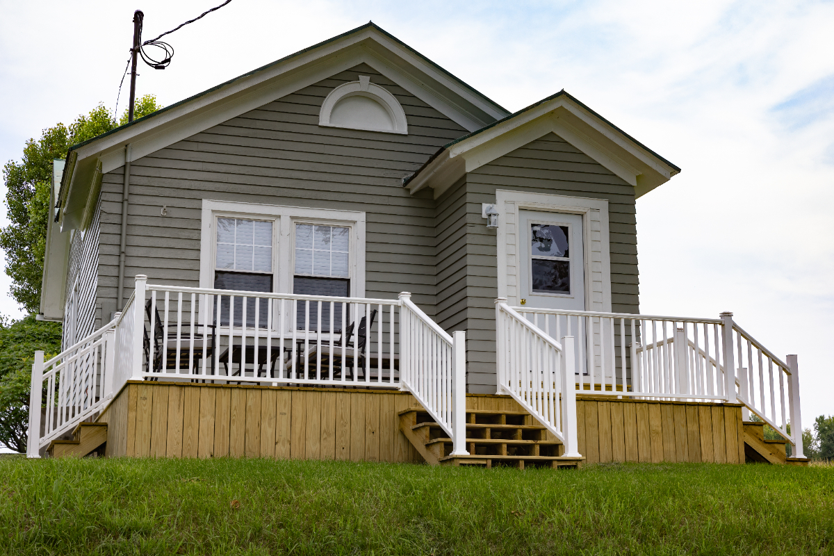 Charming Lakeview Bungalow in Hammond, NY - A Cozy 2-Bedroom Retreat Awaits - Photo 1